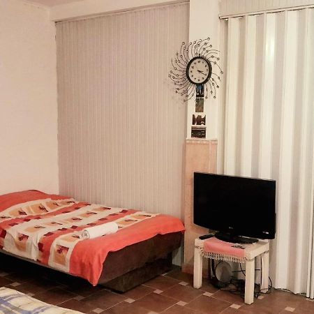 Adem'S Cozy Terrace Retreat Bed and Breakfast Σκόπια Εξωτερικό φωτογραφία